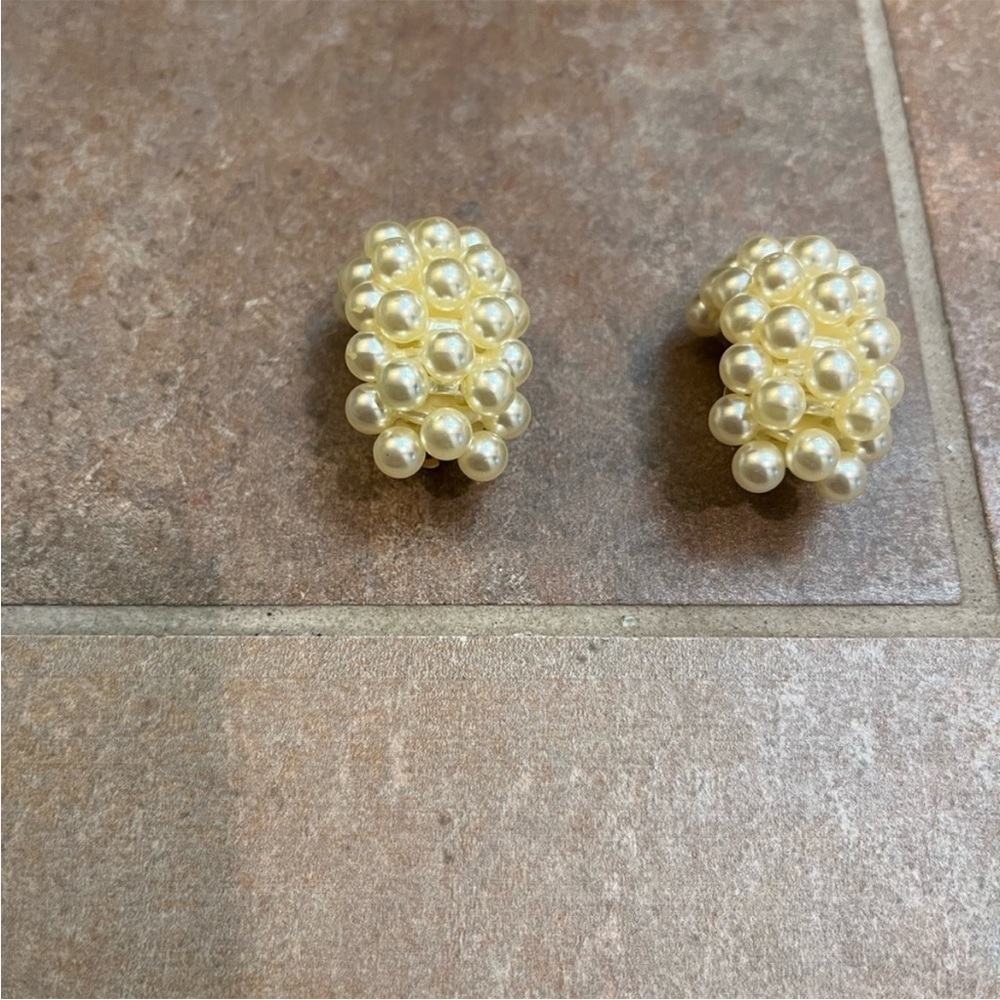 VINTAGE faux Pearl clip on half grape hoop earrings statement piece unmarked EUC - Picture 5 of 7